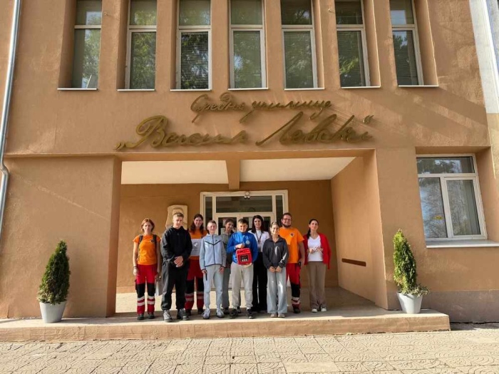 Фондация „Лазар Радков“ дари дефибрилатор на училище в Брезник