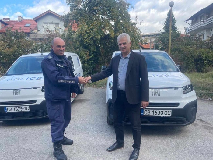 Полицейските кучета в Кюстендил вече пътуват със специални „Фиат Добло“