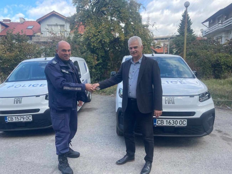 Полицейските кучета в Кюстендил вече пътуват със специални „Фиат Добло“