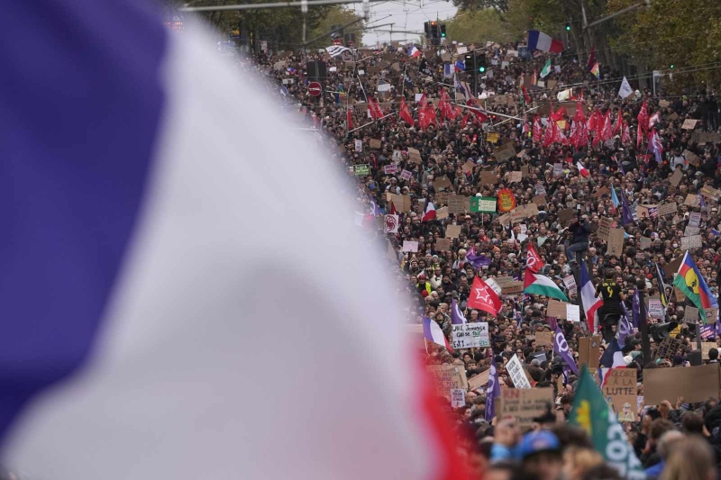 Франция пламна от протести! 410 000 души излязоха на улицата, полицията използва газ и водни оръдия