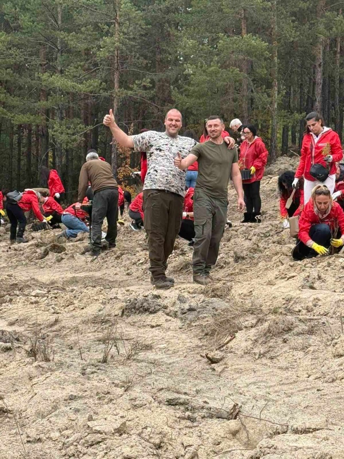 500 нови фиданки засадиха доброволци и горски служители край Добринище