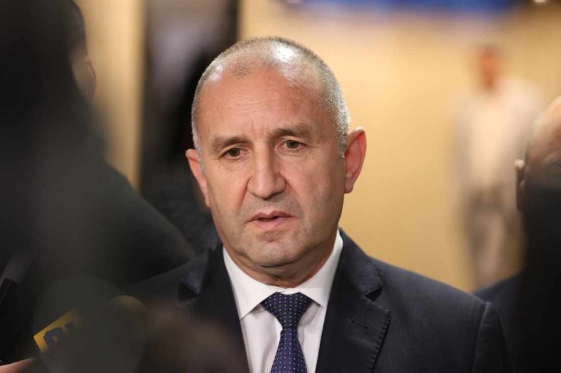 Радев не отстъпва пред ЕК: Пазим увеличението на пенсиите и майчинските