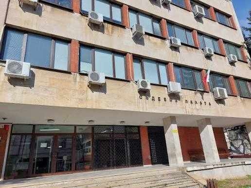 Оставиха зад решеткитне мъжа, вилнял срещу полицаи и потрошил патрулка в Кочериново