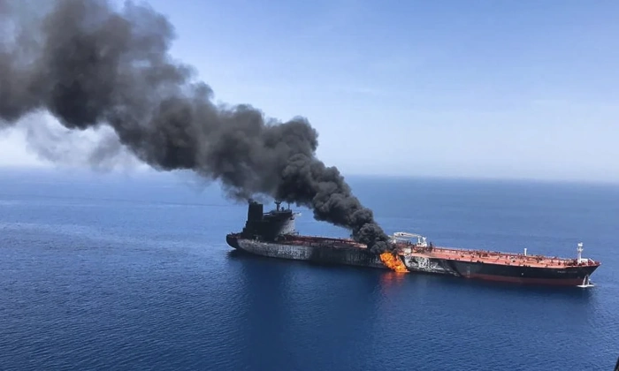 Сигнал за горящ кораб в Ормузкия проток, Иран съобщава за три засегнати танкера