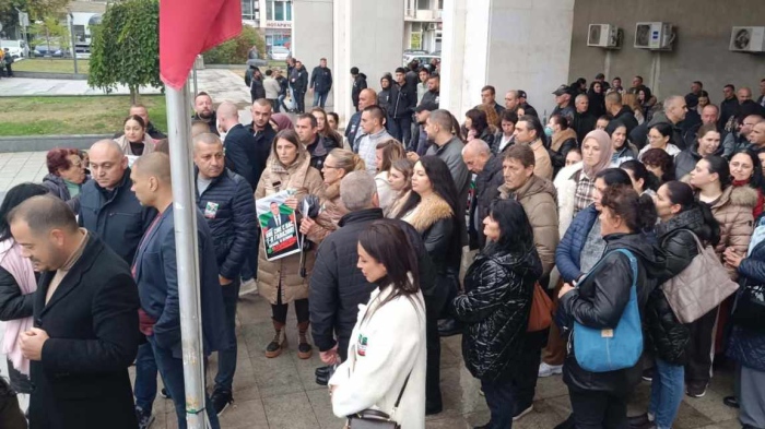 С викове: „Свобода“! Стотици подкрепиха кметовете на Белица и Сунгурларе пред съда