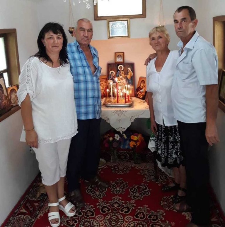 Бивш кмет построи параклис в Нова Ловча, певците Наум Странжев и Джемиле Стамболиева вдигнаха десетки на хорото