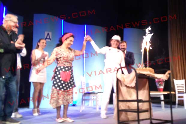 Трупата на театър „Невена Коканова“ заведе публиката в Дупница на границата между небето и земята, поднесоха торта с фойерверки за Василка Сумева и Снежана Малковска