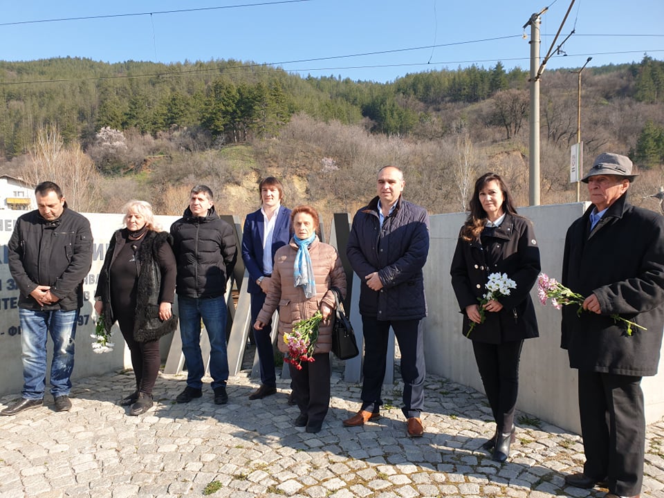Кандидатите от коалиция ГЕРБ – СДС почетоха паметта на знаменосеца на Дупнишките барикади Георги Гиздов